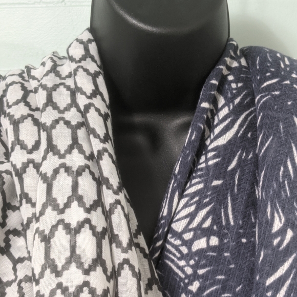 Lot of 2 J crew scarves. Blue and white and black and white - Picture 2 of 13